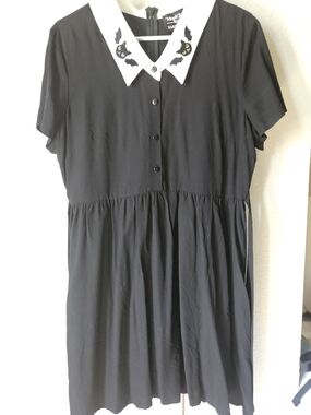 Black Short-Sleeve Tunic Dress with White Cat-Embroidered Collar
